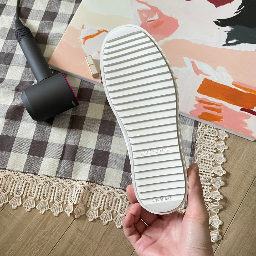 L   23 New Embossed White Shoes