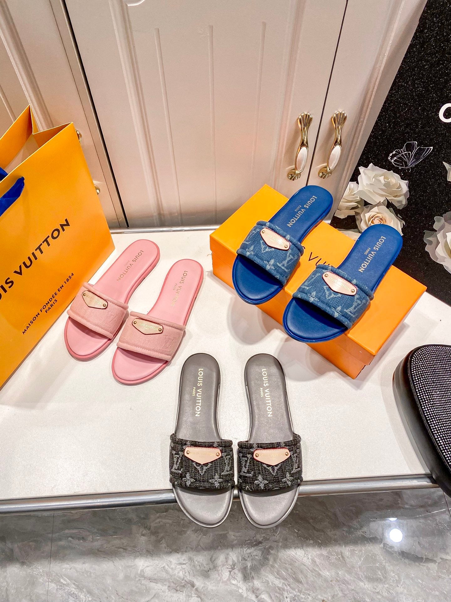 LOU* 25 Flats
