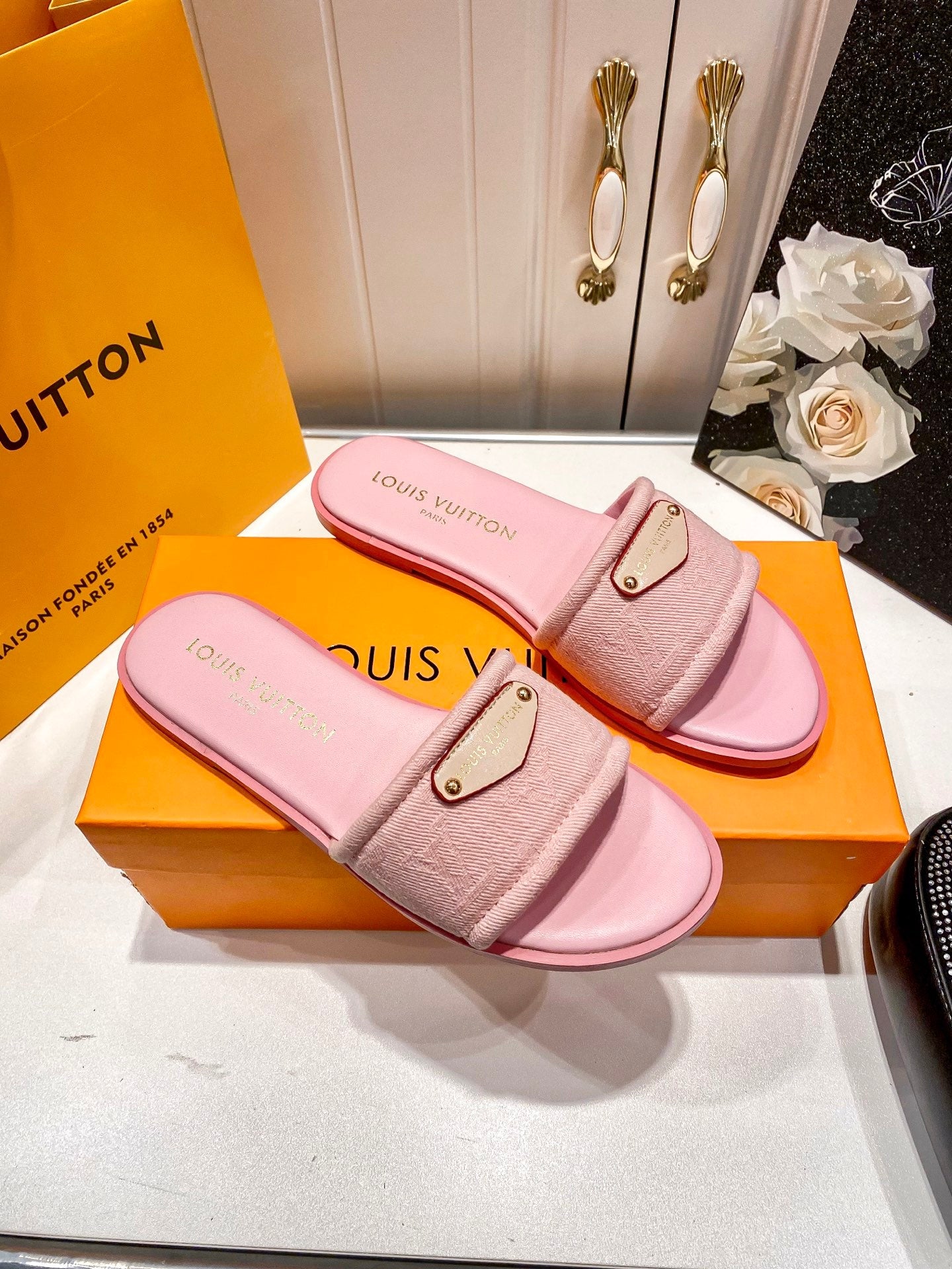 LOU* 25 Flats