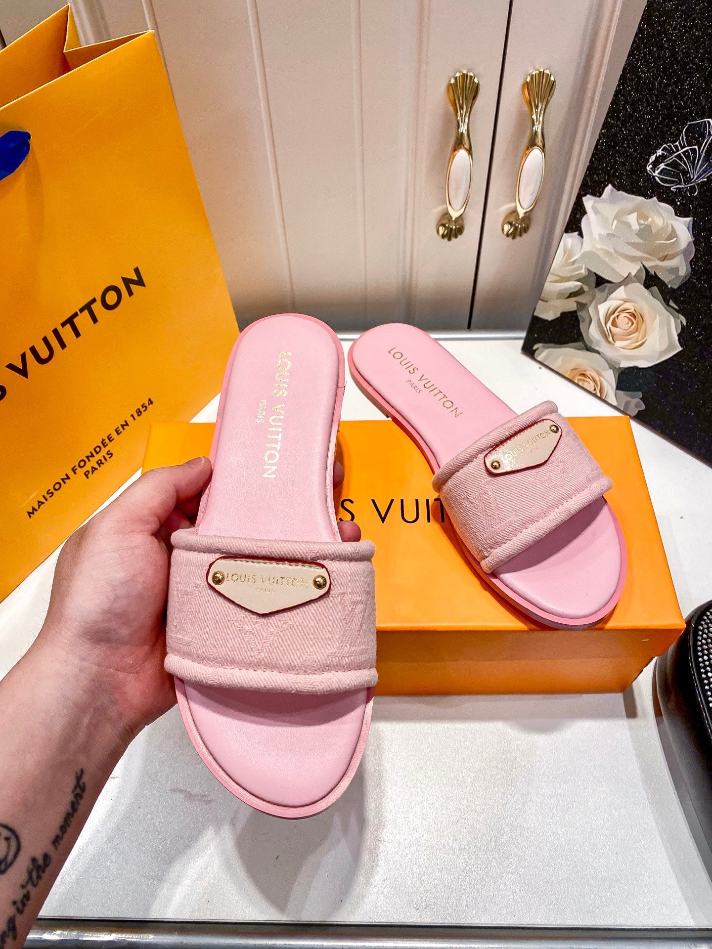 LOU* 25 Flats