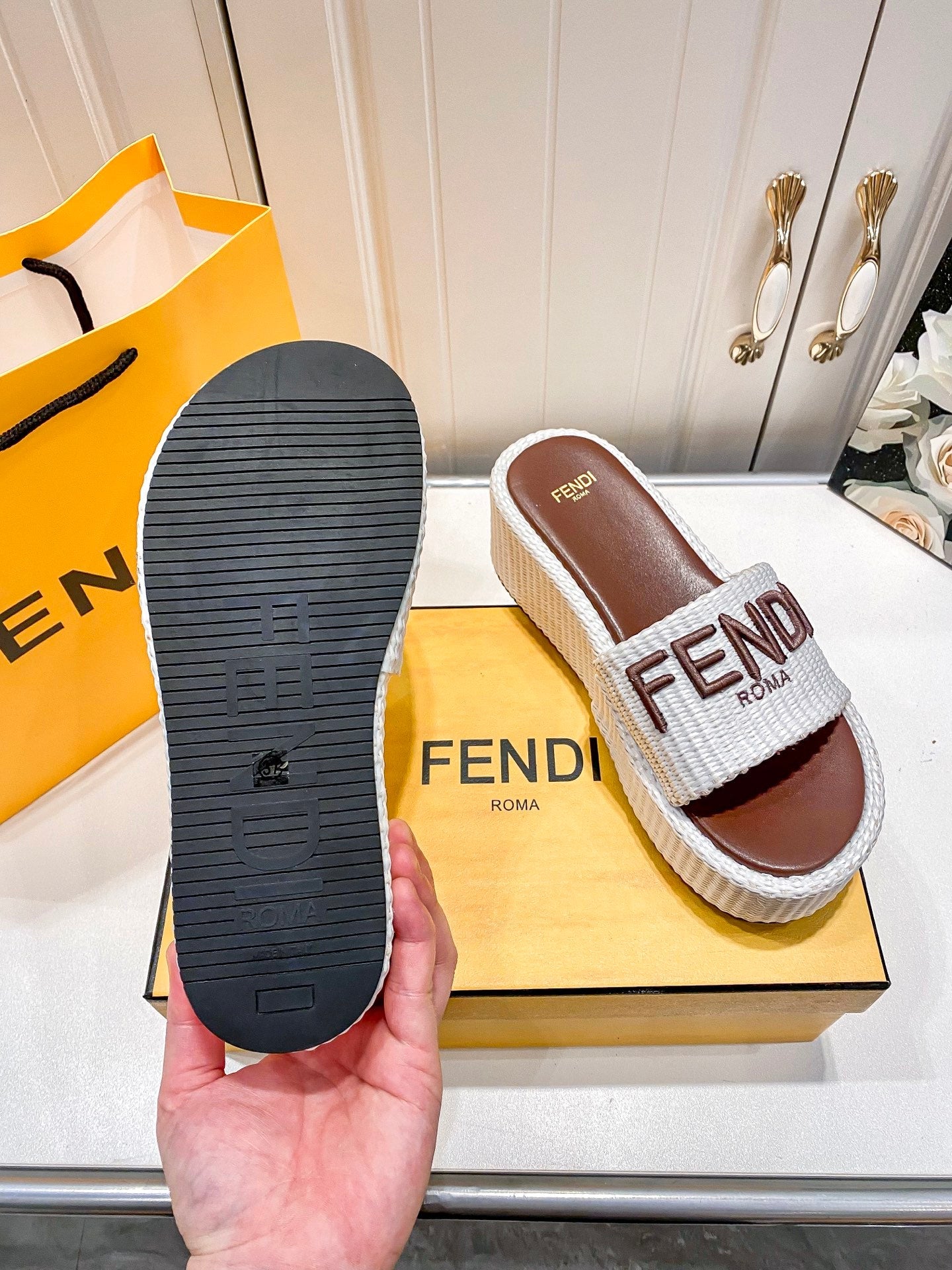 FEN* 25 Bread Slippers