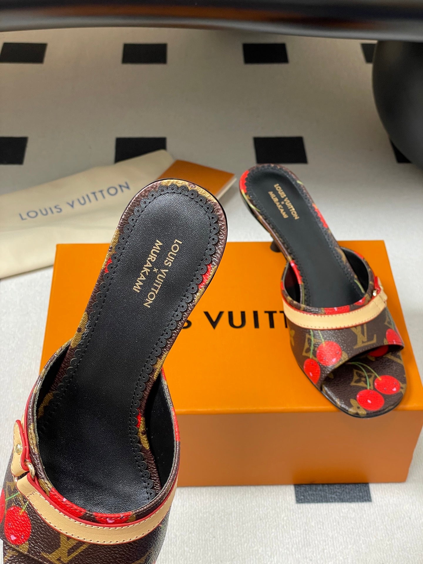 LOU* 25SS Slides VIP