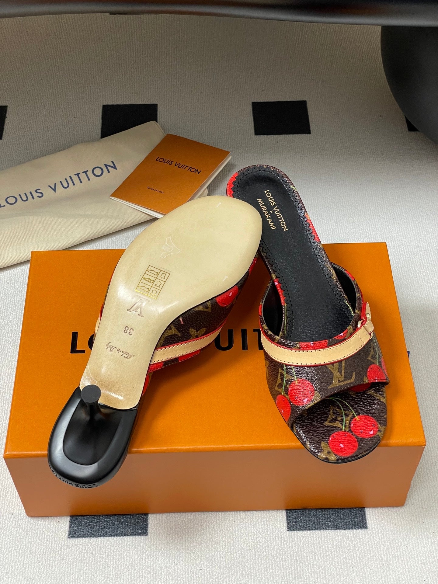 LOU* 25SS Slides VIP