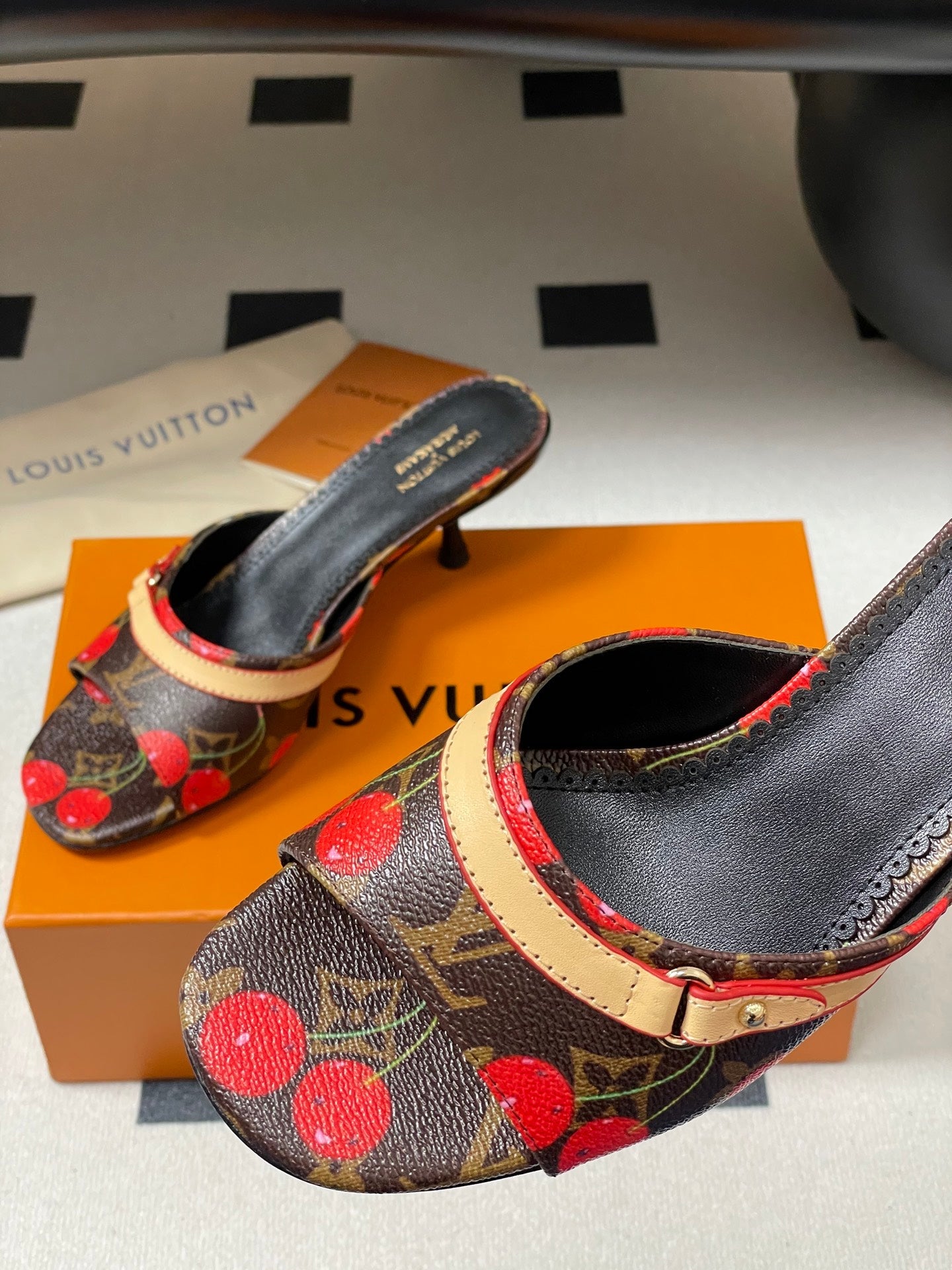 LOU* 25SS Slides VIP