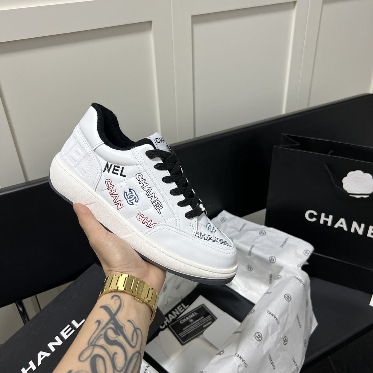High-end graffiti letter embroidered shoes